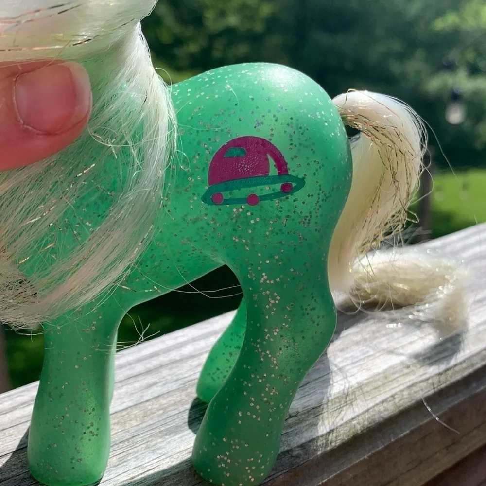Hasbro 1984 my little pony G1 unicorn made in Hong Kong white hair gold glitter